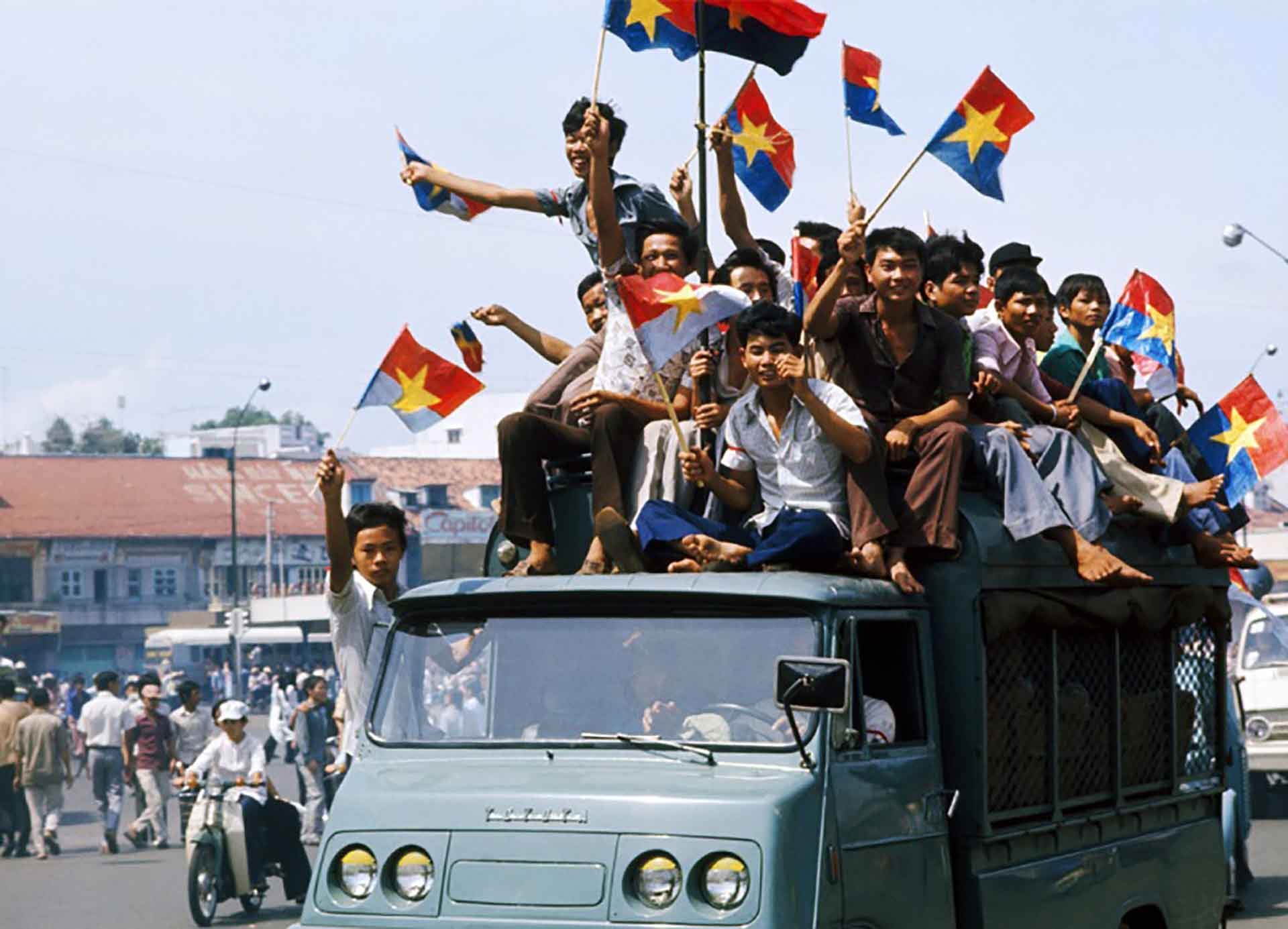 Nhân dân Sài Gòn trong ngày giải phóng 30/4/1975. (Ảnh tư liệu)