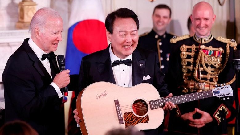 Tổng thống Mỹ Joe Biden song ca ngẫu hứng cùng Tổng thống Hàn Quốc tại quốc yến