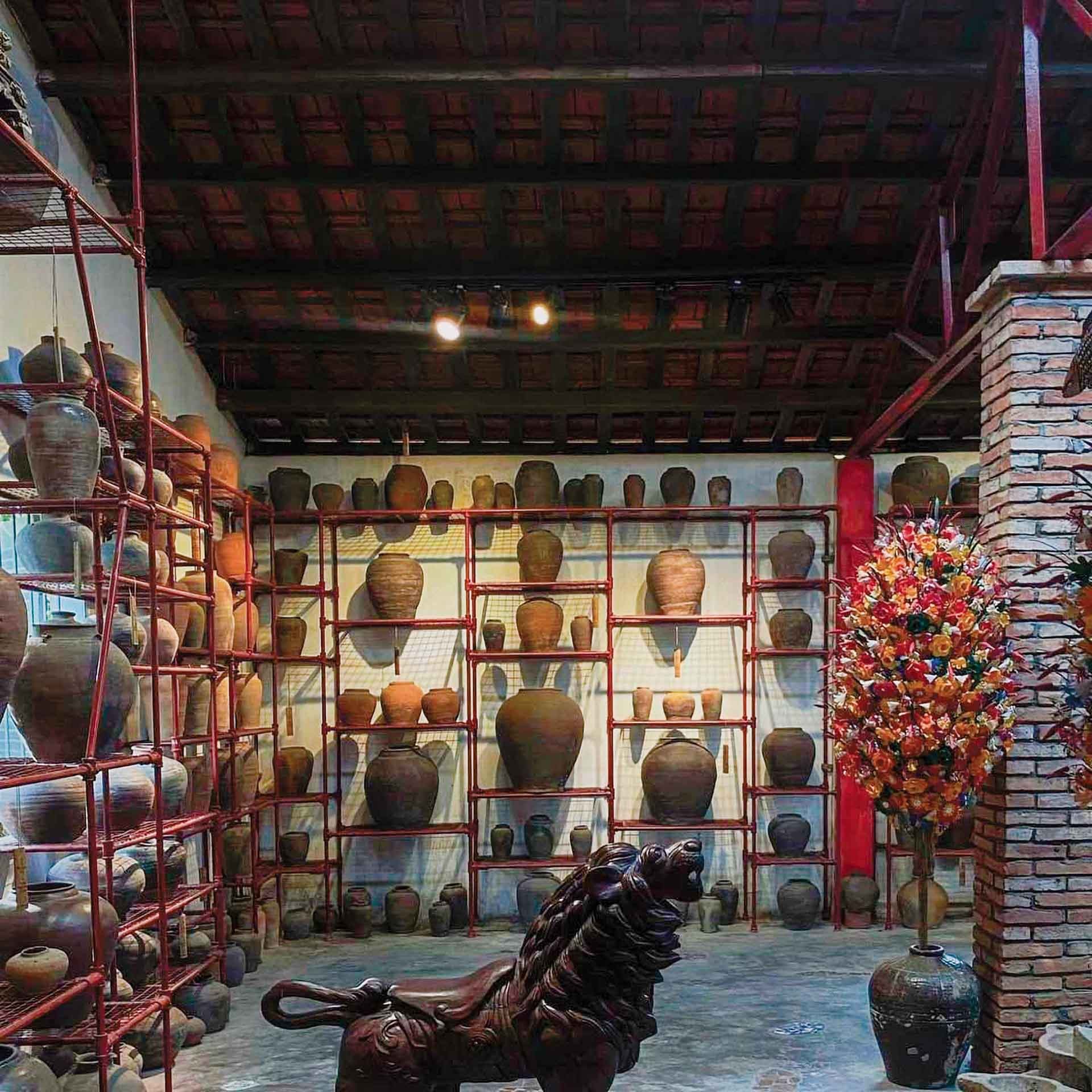 Một góc bảo tàng gốm cổ sông Hương.