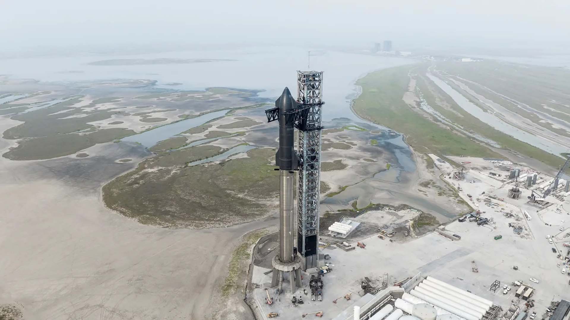 SpaceX trên bệ phóng. (Nguồn: NASA)