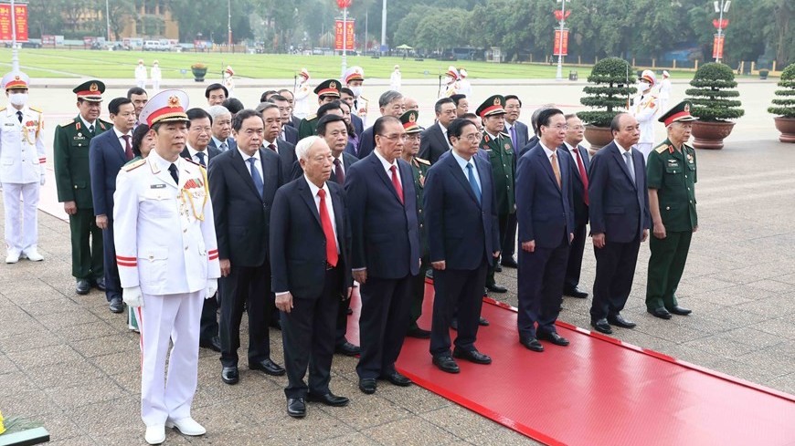 Leader pay tribute to President Ho Chi Minh, Monument to War Heroes and Martyrs