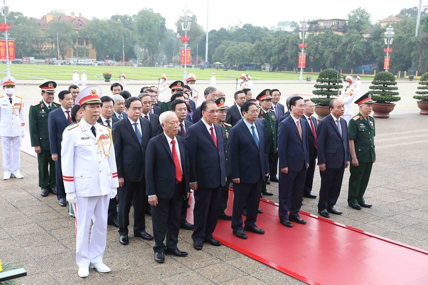 Leader pay tribute to President Ho Chi Minh, Monument to War Heroes and Martyrs