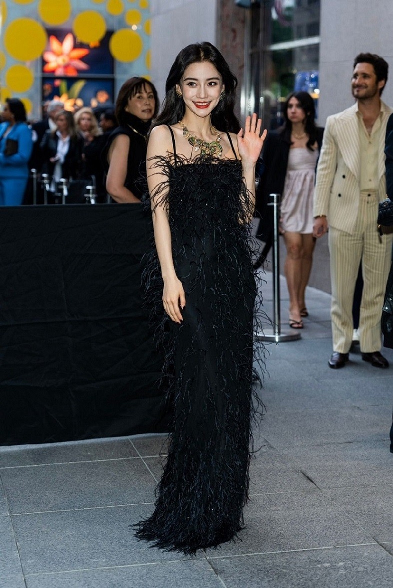 Angelababy mặc đầm trong bộ sưu tập của thương hiệu Givenchy khi dự sự kiện do nhãn hàng Tiffany & Co tổ chức. Đầm đính lông kết hợp nữ trang sang trọng giúp Angelababy khoe sắc.