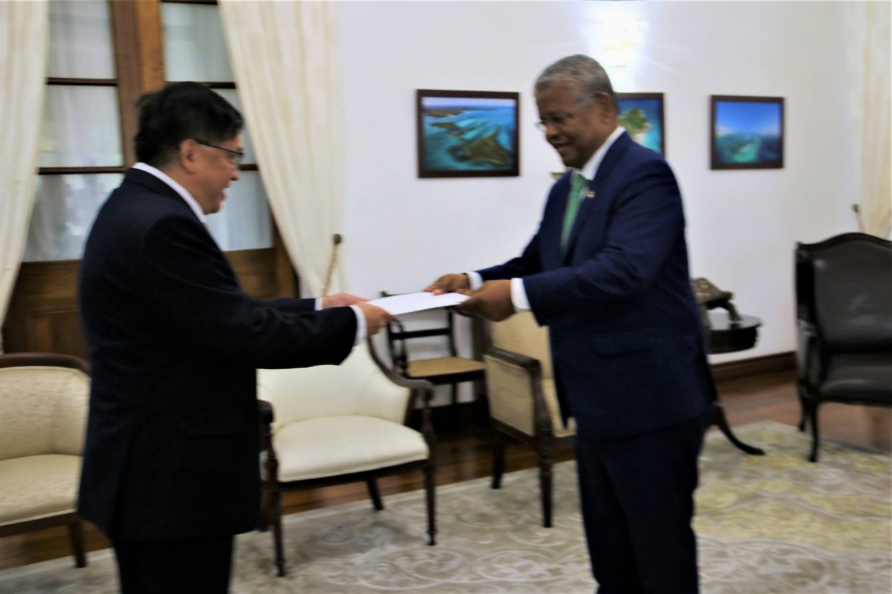 Đại sứ Việt Nam Phạm Hoàng Kim trình Thư ủy nhiệm lên Tổng thống Cộng hòa Seychelles
