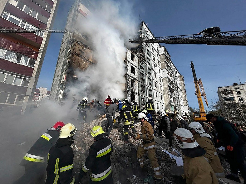(04.28) Lính cứu hỏa nỗ lực dập tắt đám cháy sau vụ tấn công tên lửa của Nga tại Uman, Ukraine. (Nguồn: Bộ Tình trạng Khẩn cấp Ukraine)