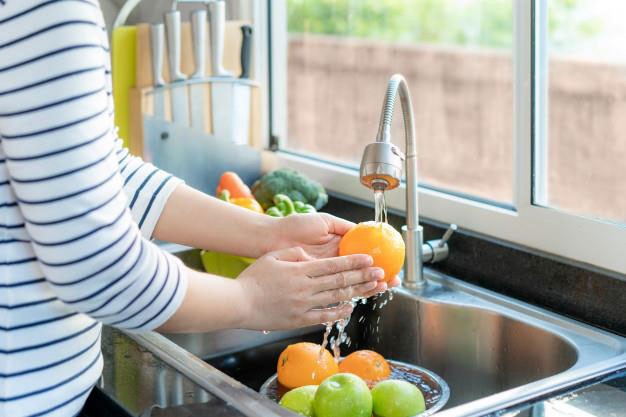 Chuyên gia hướng dẫn cách xử lý rau tươi, trái cây trước khi bảo quản trong tủ lạnh. (Nguồn: Shutterstock)