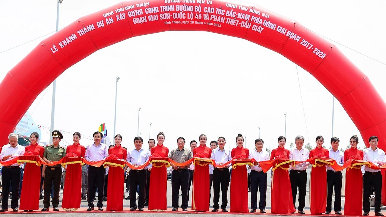 Thủ tướng Phạm Minh Chính dự lễ khánh thành 2 dự án thành phần tuyến đường bộ cao tốc Bắc-Nam