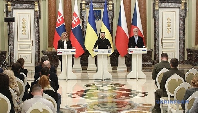 Tổng thống Czech và Slovakia bất ngờ cùng thăm chính thức Ukraine