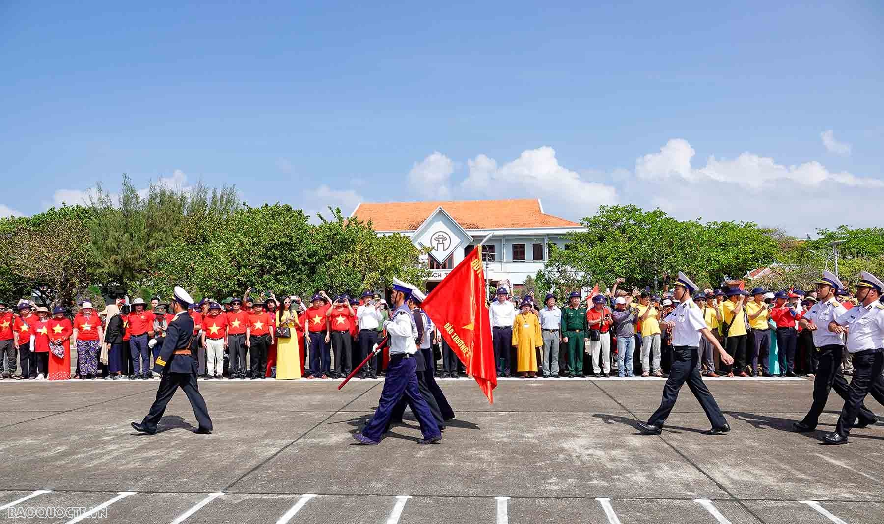 Thiêng liêng lễ chào cờ ở đảo Trường Sa