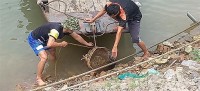 Hà Nội: Phát hiện một quả bom lớn dài khoảng hơn 2m ở sông Đuống