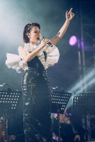 Ca sĩ Uyên Linh được khán giả khen hát hay và chuyên nghiệp