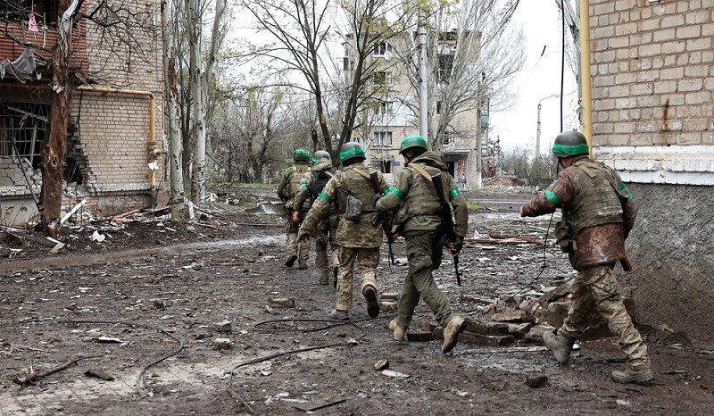 (05.01) Các binh sĩ Ukraine di chuyển giữa các tòa nhà trong thành phố Bakhmut. (Nguồn: AFP)