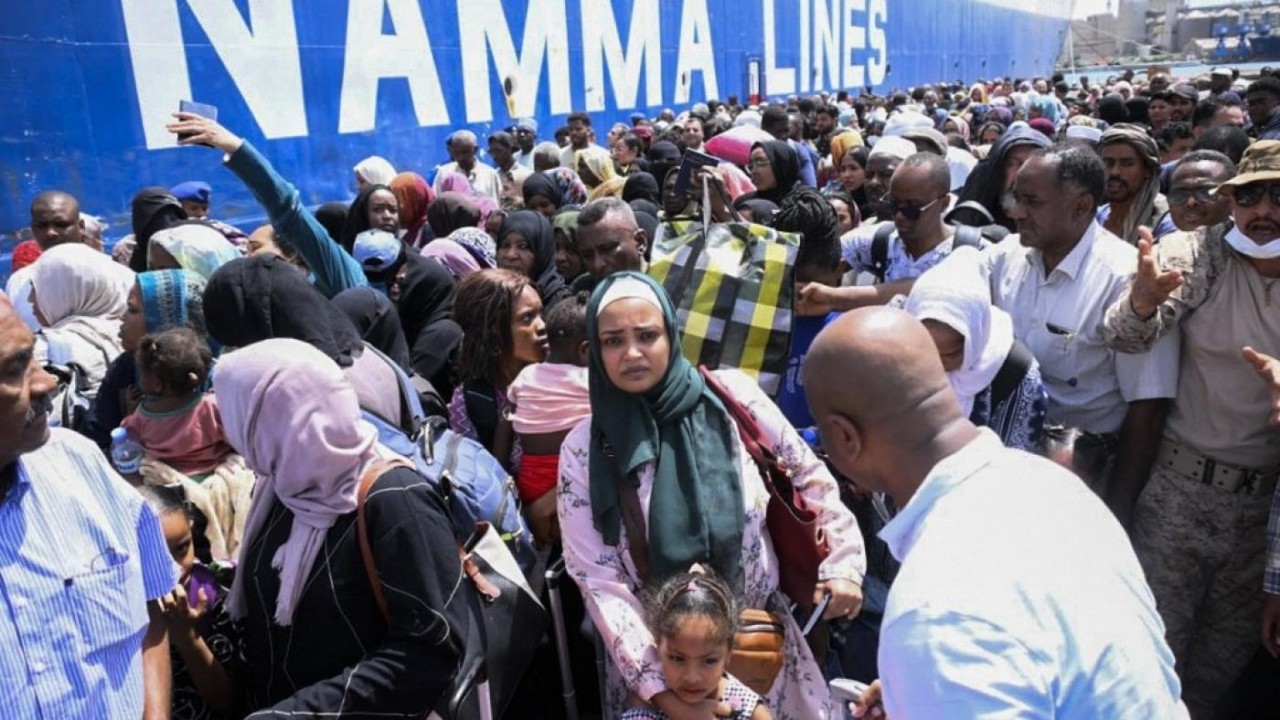 (05.01) Người dân của đất nước Đông Bắc Phi chạy trốn khỏi chiến sự tại thành phố Cảng Sudan. (Nguồn: AFP)