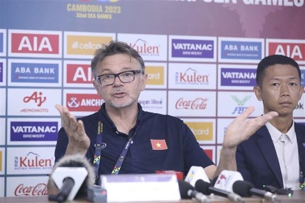 Huấn luyện viên Philippe Troussier trả lời câu hỏi của phóng viên tại cuộc họp báo sau trận đấu. (Ảnh: Minh Quyết/TTXVN)