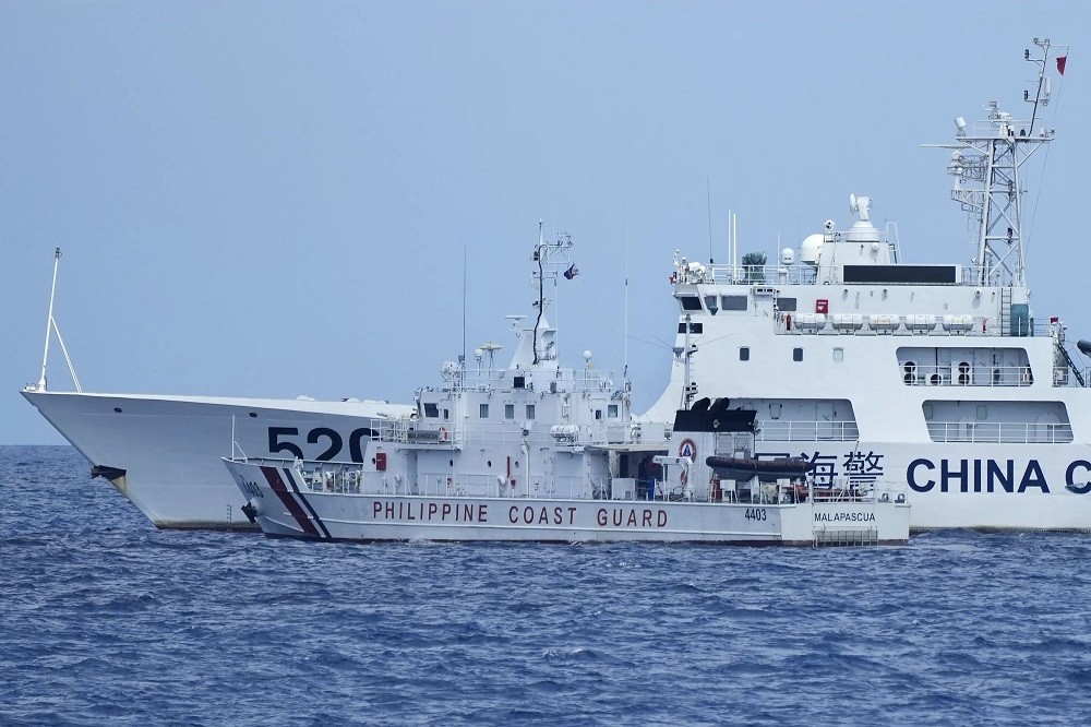 (05.01) Hình ảnh được phóng viên AFP ghi lại liên quan tới sự cố nguy hiểm giữa tàu Philippines và tàu hải cảnh Trung Quốc gần Bãi Cỏ Mây, Biển Đông. (Nguồn: AFP)