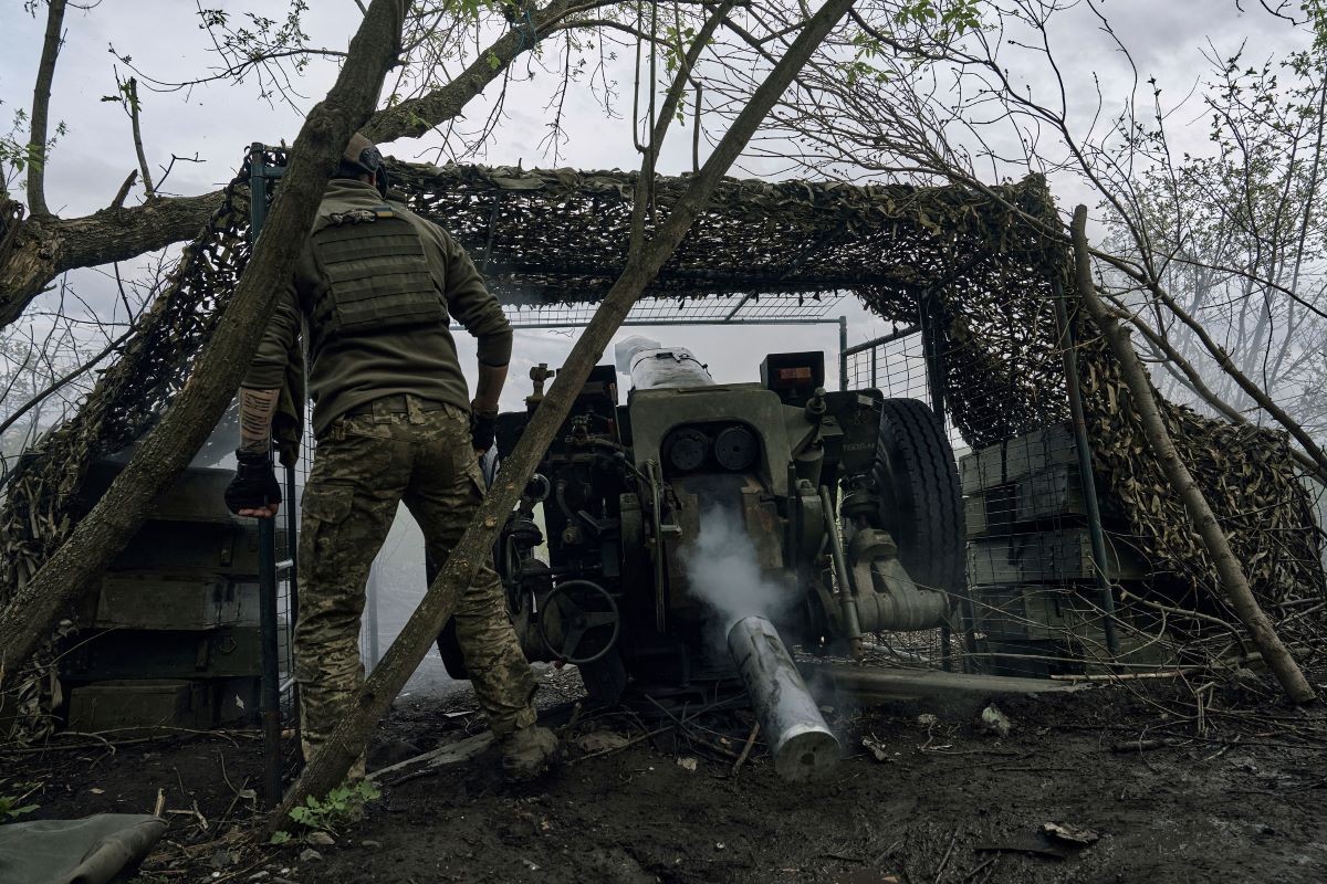 Binh sĩ Ukraine bắn đại bác gần Bakhmut, Ukraine hôm 29/4. (Nguồn: AP)