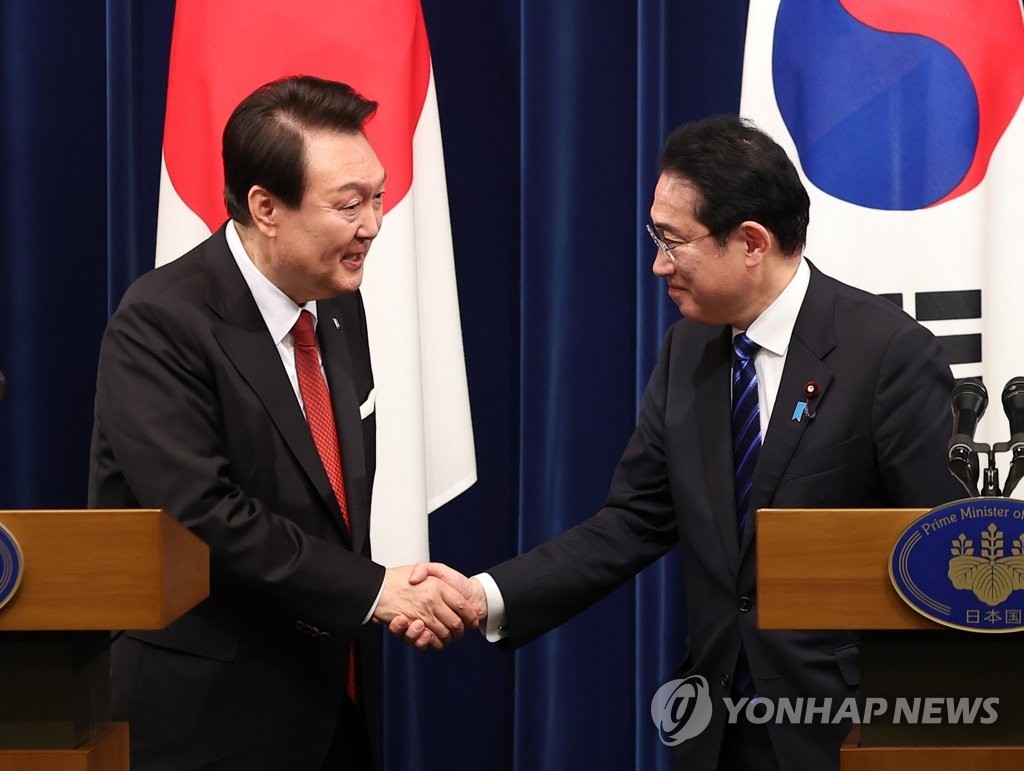 Tổng thống Hàn Quốc Yoon Suk Yeol và Thủ tướng Nhật Bản Kishida Fumio sau khi kết thúc cuộc họp báo chung sau hội nghị thượng đỉnh ở thủ  đô  Tokyo ngày 16/3/2023. (Nguồn: Yonhap)