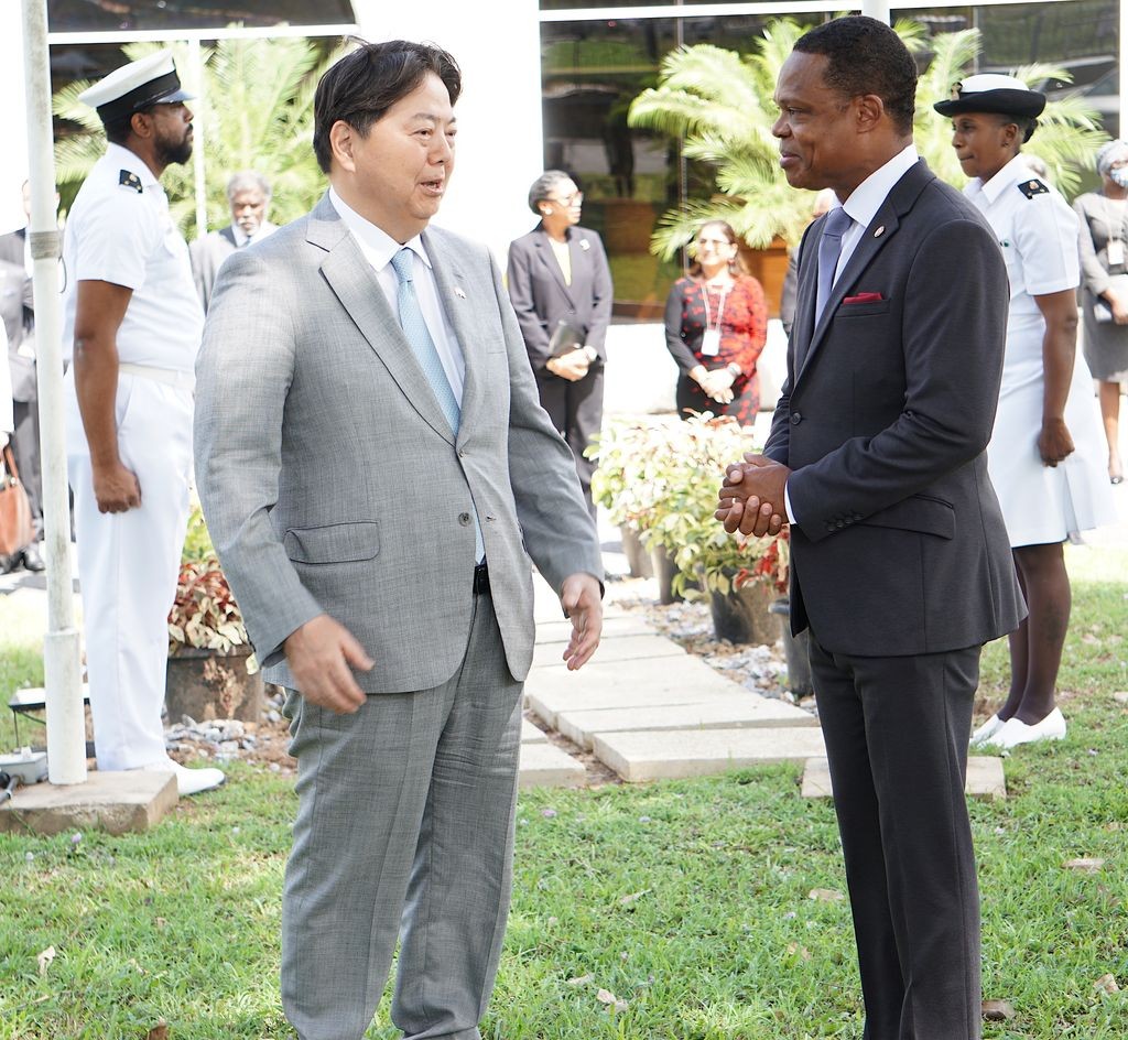 Ngoại trưởng Nhật Bản Hayashi Yoshimasa và người đồng cấp Trinidad và Tobago – ông Amery Brown tại St Clair ngày 1/5. (Nguồn: Guardian)