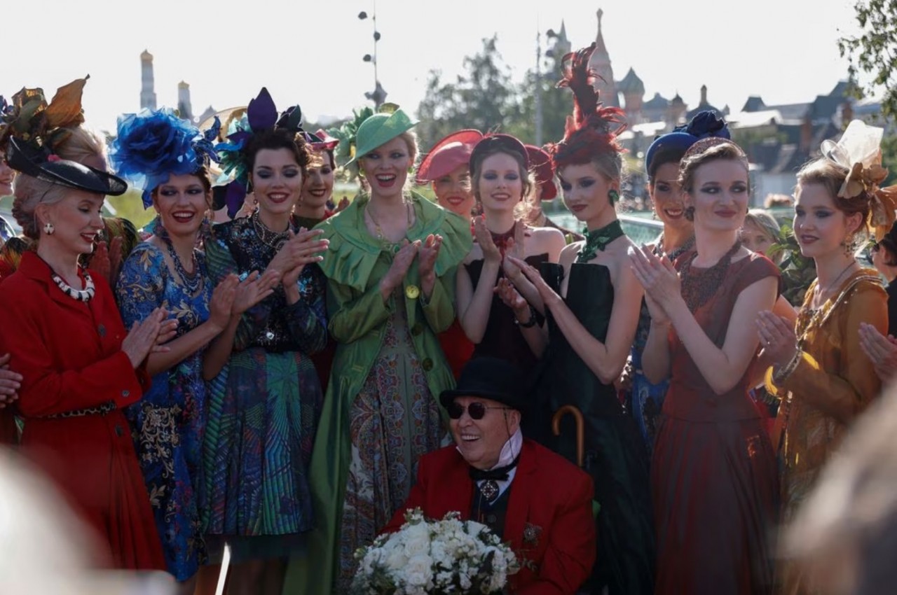 Nhà thiết kế Slava Zaitsev và các người mẫu chụp ảnh sau buổi trình diễn trong Tuần lễ thời trang Moscow ở Moscow, Nga, ngày 20 tháng 6 năm 2022. 