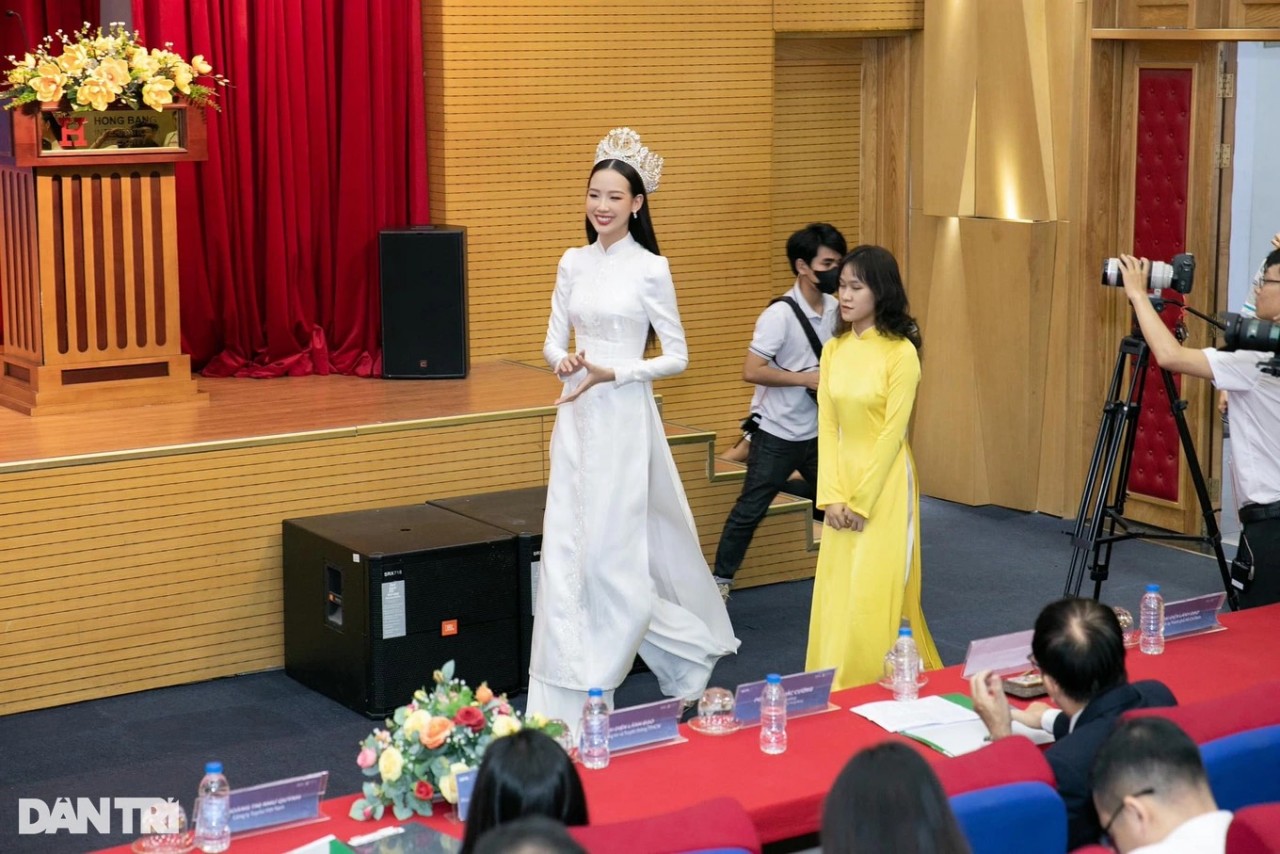 Hoa hậu Bảo Ngọc hút hồn với đôi chân dài nhất showbiz Việt