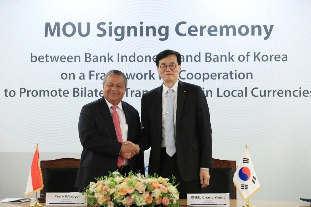 Thống đốc Ngân hàng trung ương Indonesia (BI) Perry Warjiyo và Thống đốc Ngân hàng trung ương Hàn Quốc (BoK) Rhee Chang Yong ký thoả thuận bên lề Hội nghị Bộ trưởng Tài chính và Thống đốc Ngân hàng trung ương ASEAN+3 tại Hàn Quốc. (Nguồn; Yonhap)