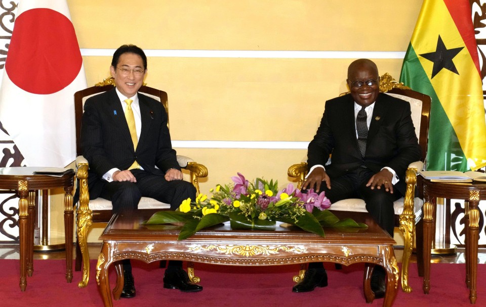 Thủ tướng Nhật Bản Kishida Fumio và Tổng thống Ghana Nana Addo Dankwa Akufo-Addo tại thủ đô Accra ngày 1/5. (Nguồn: Kyodo)