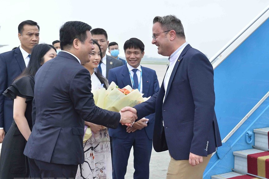  Bộ trưởng Công Thương Nguyễn Hồng Diên đón Thủ tướng Luxembourg tại sân bay. Ảnh: TTXVN