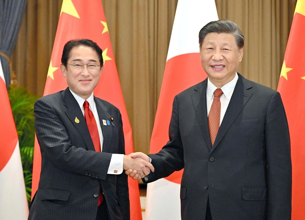 (05.03) Thủ tướng Nhật Bản Kishida Fumio và Chủ tịch Trung Quốc Tập Cận Bình gặp gỡ bên lề Hội nghị cấp cao Diễn đàn Hợp tác Kinh tế châu Á-Thái Bình Dương (APEC) ngày 17/11/2022 tại Bangkok, Thái Lan. (Nguồn: Reuters)