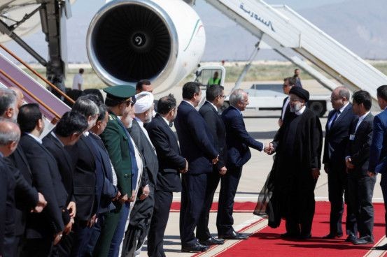 Tổng thống Iran Ebrahim Raisi được chào đón khi đến sân bay Damascus, Syria ngày 3/5/2023. (Nguồn: Reuters)