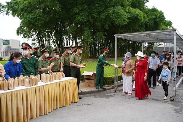 Sở Du lịch Hà Nội phối hợp với Ban Quản lý Lăng Chủ tịch Hồ Chí Minh tổ chức tặng hơn 40.000 suất quà cho du khách đến tham quan Lăng Bác. (Nguồn: TTXVN)