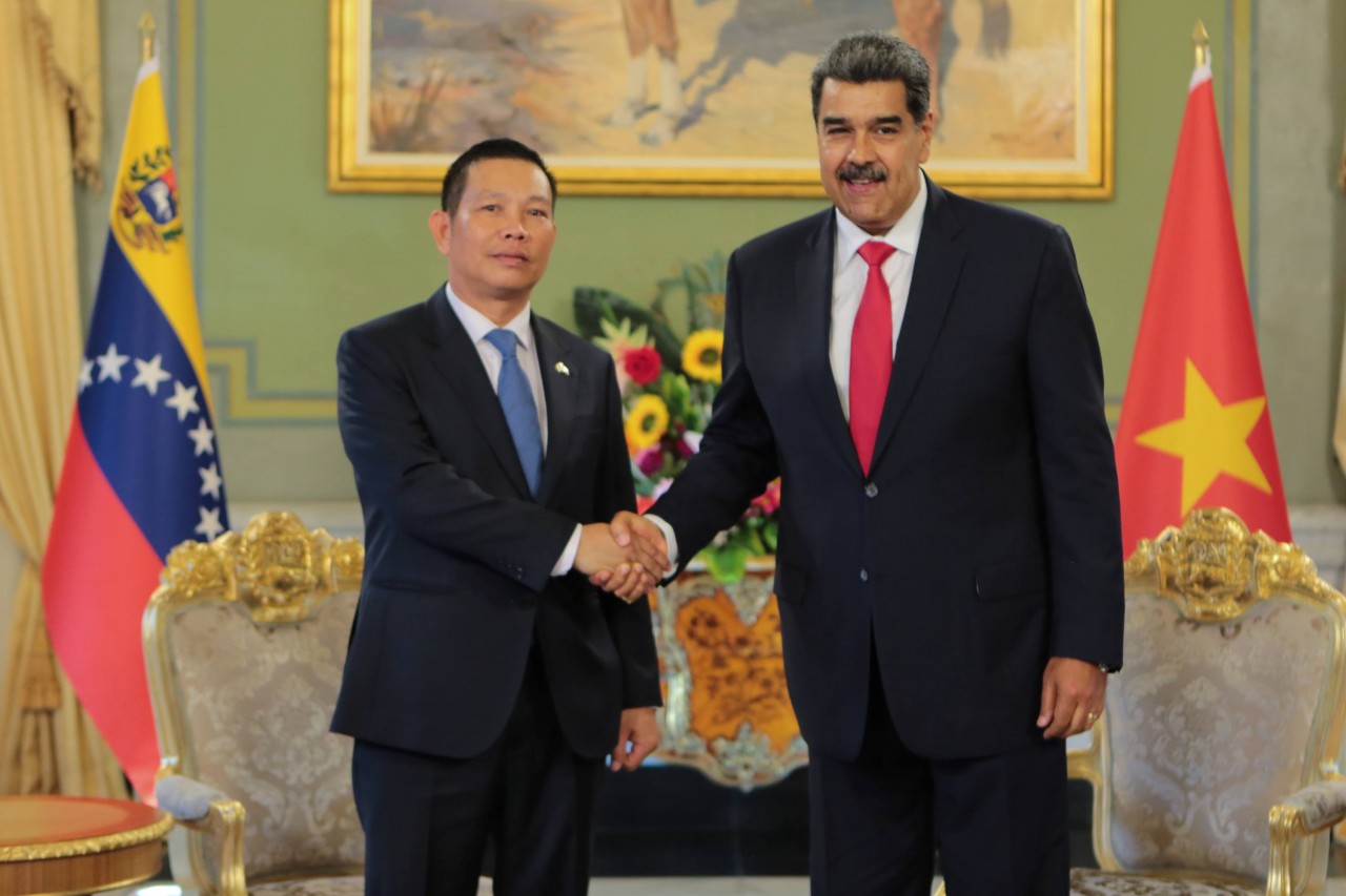 Tổng thống Venezuela Nicolás Maduro Moros và Đại sứ Việt Nam tại Venezuela Vũ Trung Mỹ tại buổi trình Thư ủy nhiệm, ngày 2/5.