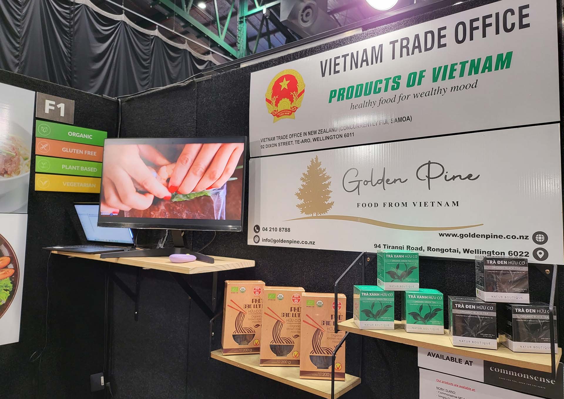Gian hàng Việt Nam giới thiệu, quảng bá một số sản phẩm hữu cơ chất lượng cao