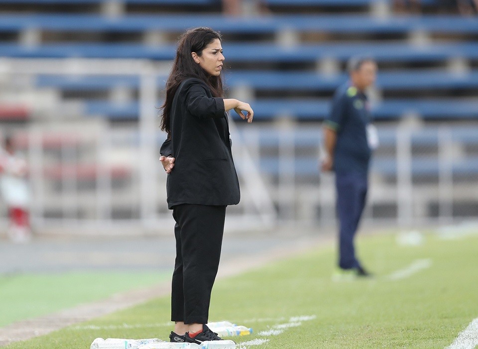 Bà Soleen Al-Zoubi đứng sát đường biên chỉ đạo tuyển nữ Malaysia trong trận đấu ra quân tại SEA Games 32 với Việt Nam chiều 4/5. Ở trận đấu này, Malaysia thất bại 0-3 trước nhà đương kim vô địch giải đấu. Dù vậy, sự góp mặt của Soleen thu hút được nhiều sự quan tâm khi bà là HLV nữ duy nhất trong số các đội tham dự.