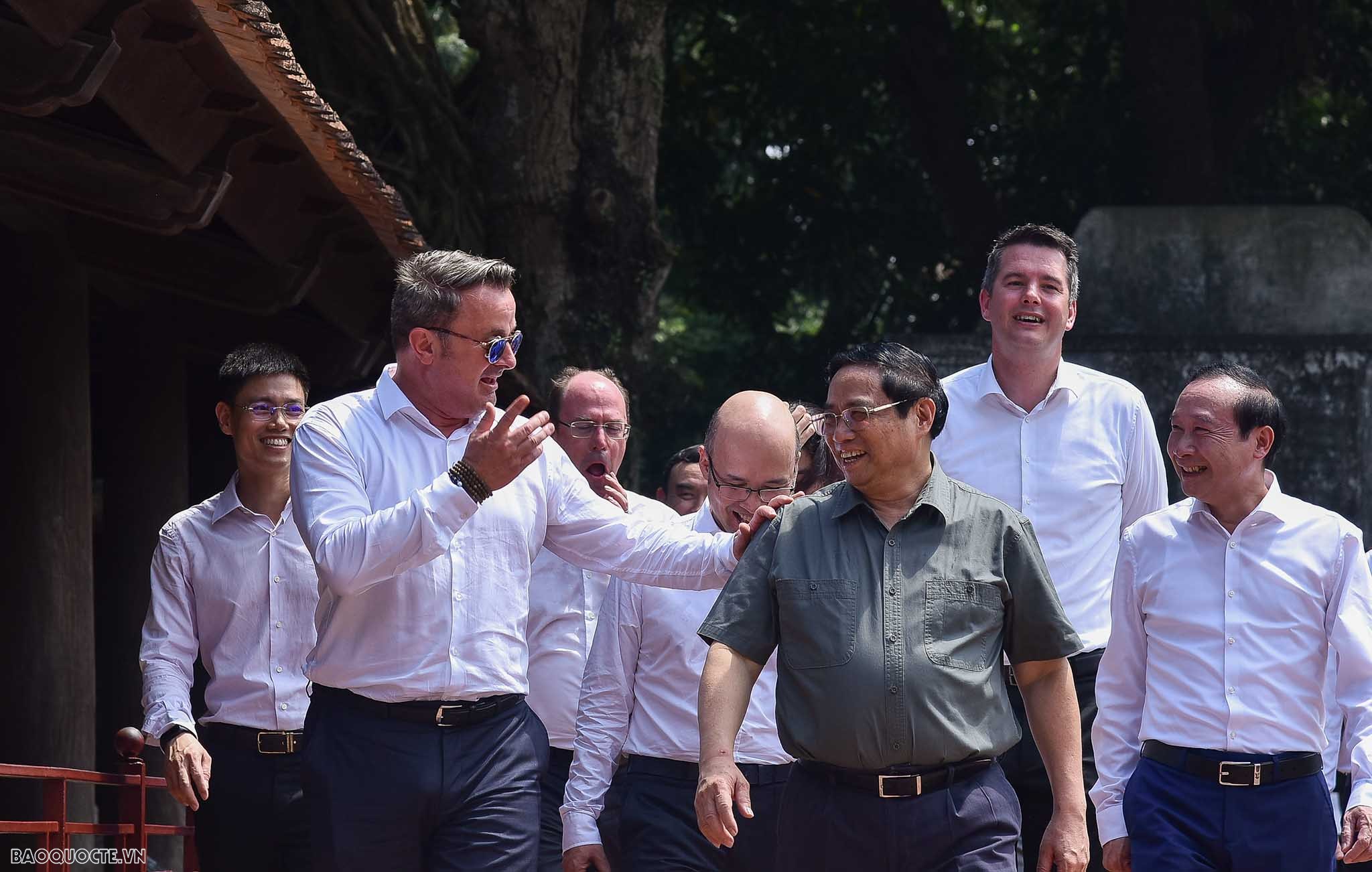 Hai Thủ tướng Việt Nam và Luxembourg thăm quan Văn Miếu-Quốc Tử Giám