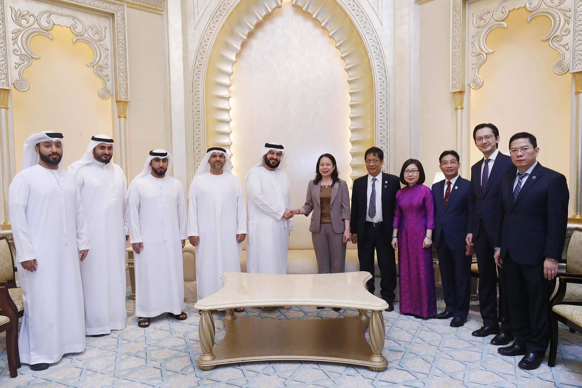Phó Chủ tịch nước Võ Thị Ánh Xuân với Tổng giám đốc Thông tấn xã UAE (WAM) Mohamed Jalal Al Rayssi cùng các đại biểu. (Nguồn: TTXVN)