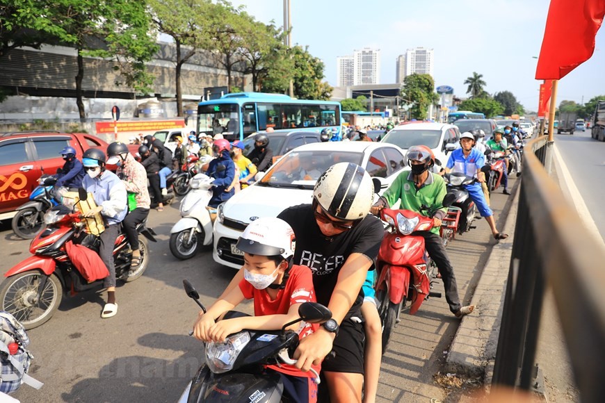 Dự báo thời tiết đêm nay và ngày mai (4-5/5): Hà Nội, Đông Bắc Bộ, Nam Bộ có nắng nóng gay gắt; Tây Bắc và Bắc Trung Bộ nắng nóng đặc biệt gay gắt