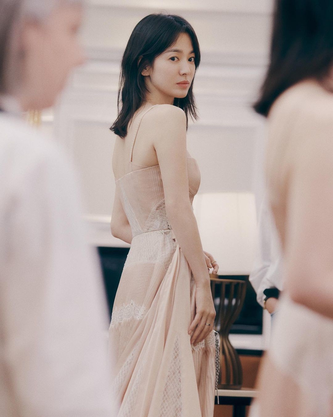 Tuy nhiên, phần đuôi tóc tết của Song Hye Kyo tại Met Gala chỉ là tóc giả. Chia sẻ ảnh chụp khoảnh khắc thử đồ lần cuối trước khi đi thảm đỏ sự kiện thời trang, Song Hye Kyo cho thấy cô có mái tóc thật dài qua vai, tỉa layer tạo vẻ mềm mại, kiểu mái bay b