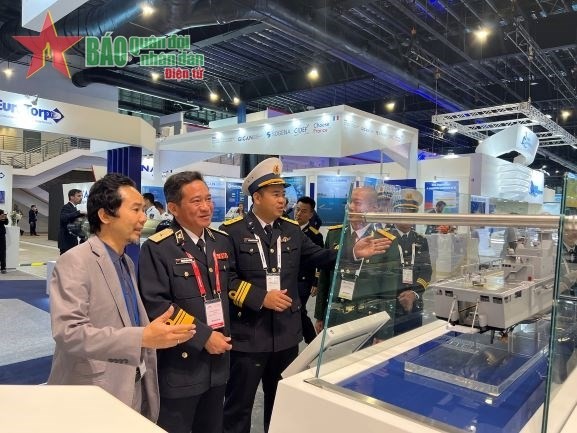 Vietnam attends International Maritime Defence Exhibition Asia 2023 in Singapore