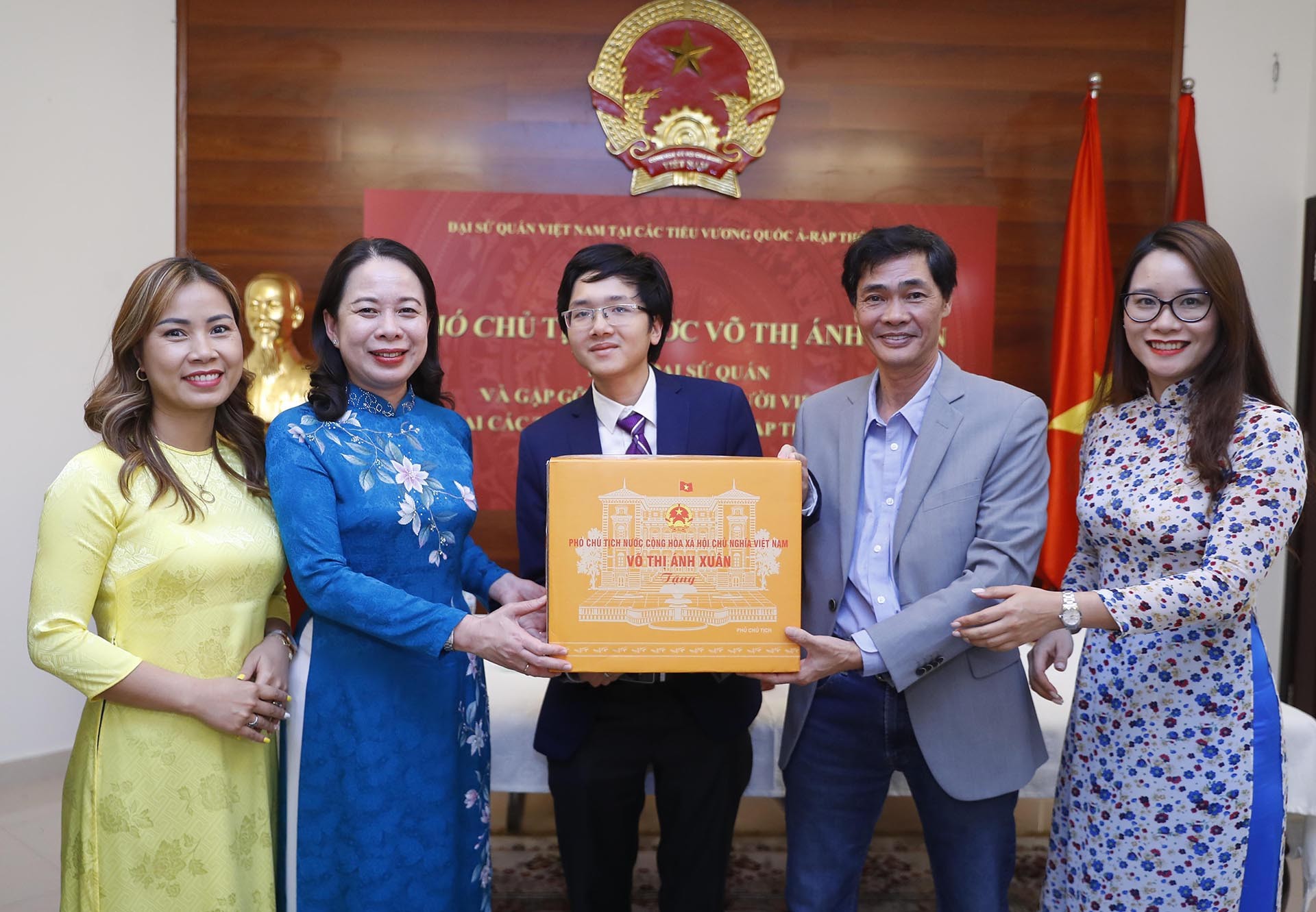 Phó Chủ tịch nước Võ Thị Ánh Xuân trao quà tặng đại diện cộng đồng người Việt Nam đang sinh sống, làm việc và học tập tại UAE. (Nguồn: TTXVN)