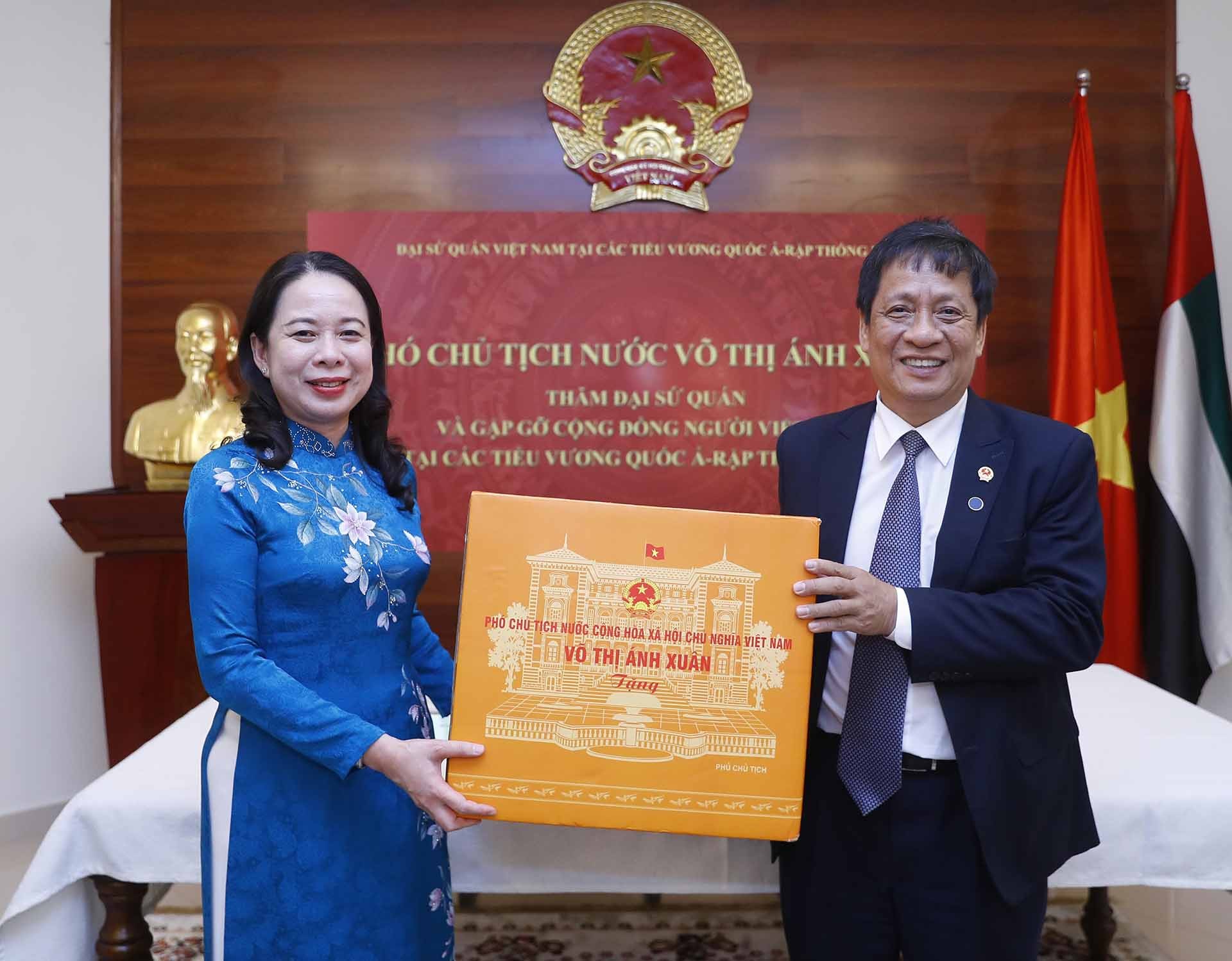 Phó Chủ tịch nước Võ Thị Ánh Xuân trao quà tặng cán bộ, nhân viên Đại sứ quán Việt Nam tại UAE. (Nguồn: TTXVN)