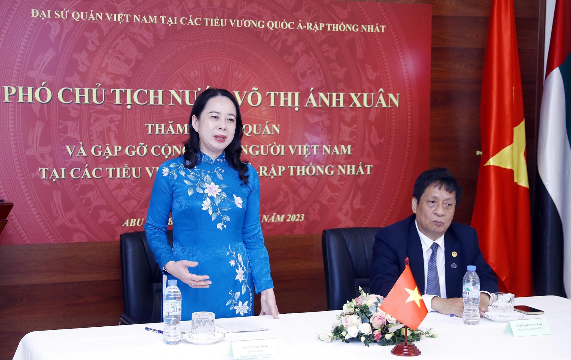 Phó Chủ tịch nước Võ Thị Ánh Xuân nói chuyện với cán bộ, nhân viên Đại sứ quán và đại diện cộng đồng người Việt Nam tại UAE. (Nguồn: TTXVN)