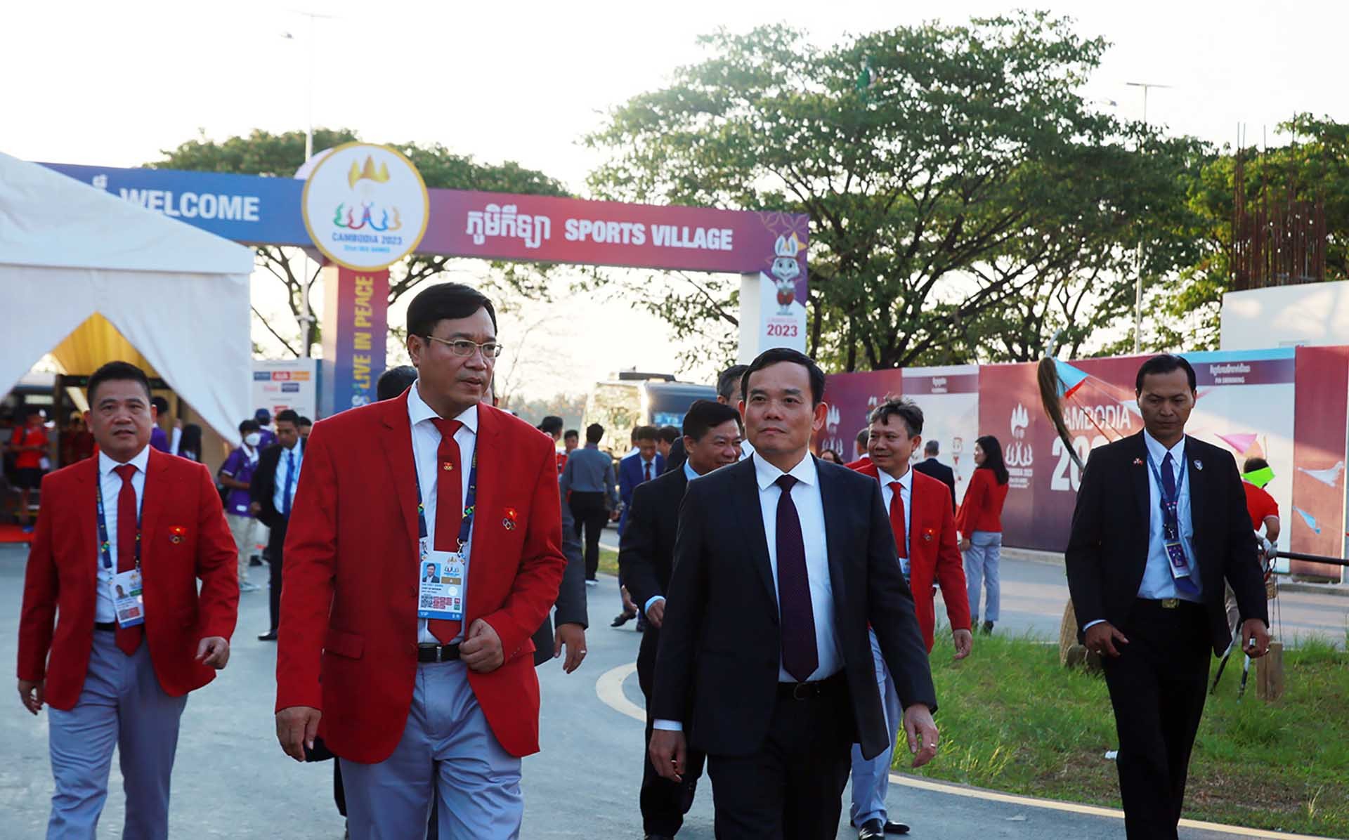 Phó Thủ tướng Trần Lưu Quang thăm Làng vận động viên SEA Games 32 thuộc Khu liên hợp thể thao Morodok Techo ở thủ đô Phnom Penh, Vương quốc Campuchia. (Nguồn: VGP)