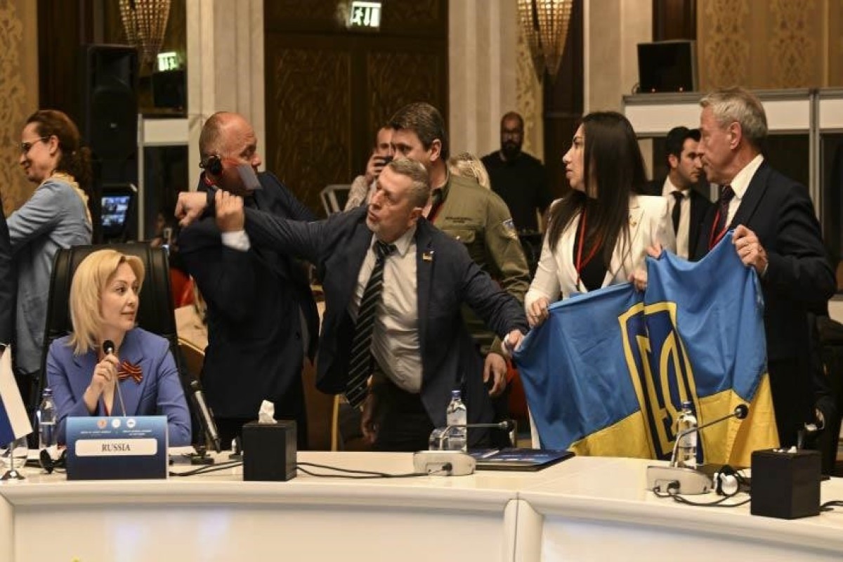 (05.05) Hình ảnh vụ đoàn nghị sĩ Ukraine cố gắng ngăn cản và có hành động tấn công đại diện Nga khi đang phát biểu tại Hội nghị PABSEC ở Ankara, Thổ Nhĩ Kỳ ngày 4/5. (Nguồn: APA.Az)