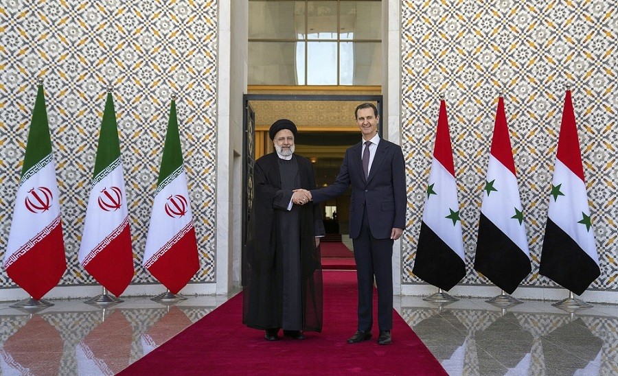 (05.05) Tổng thống Iran Ebrahim Raisi đã có chuyến thăm đầu tiên tới Syria kể từ khi nội chiến tại đất nước Bắc Phi nổ ra - Ảnh: Ông Raisi và người đồng cấp Syria Bashar al-Assad. (Nguồn: AP)