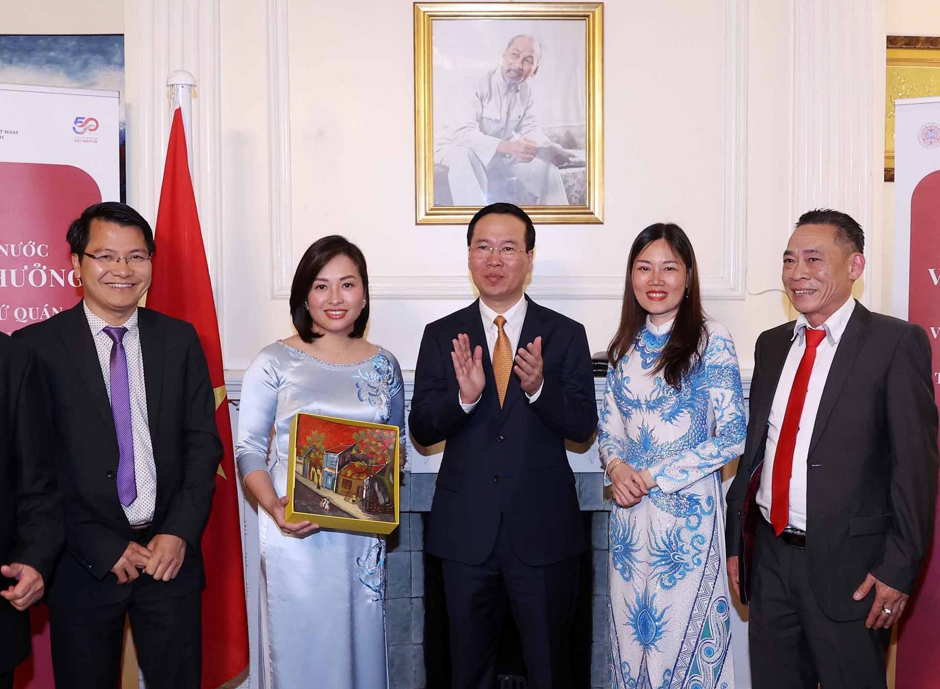 Chủ tịch nước thăm Đại sứ quán Việt Nam và gặp gỡ cộng đồng người Việt tại Anh