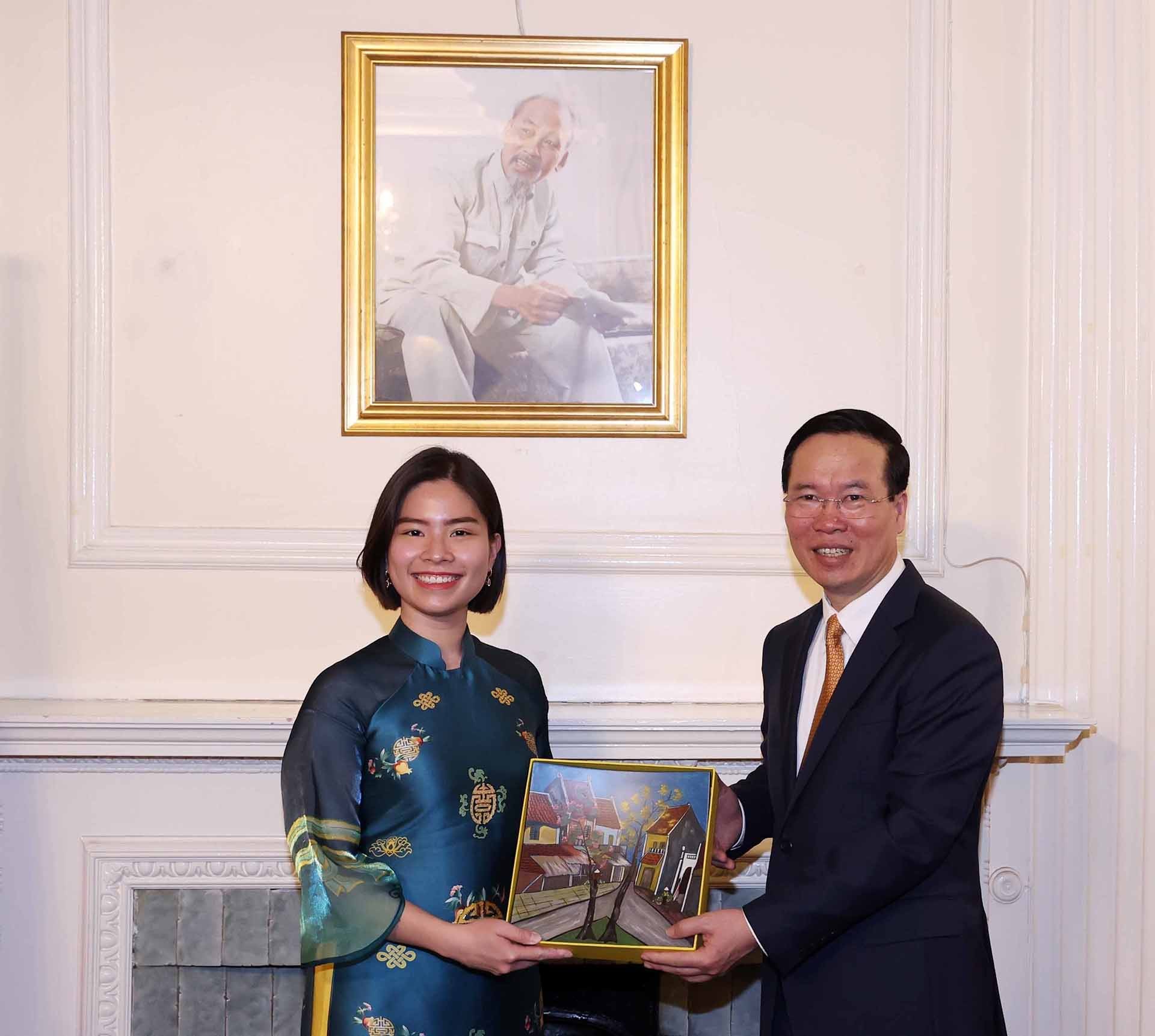 Chủ tịch nước thăm Đại sứ quán Việt Nam và gặp gỡ cộng đồng người Việt tại Anh