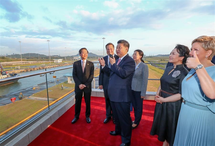 (05.05) Chủ tịch Trung Quốc Tập Cận Bình (thứ hai từ trái sang) và Tổng thống Panama Juan Carlos Varela (thứ hai từ phải sang) trong lễ khánh thành cửa Cocoli của Kênh đào Panama tháng 12/2018. (Nguồn: Tân Hoa xã