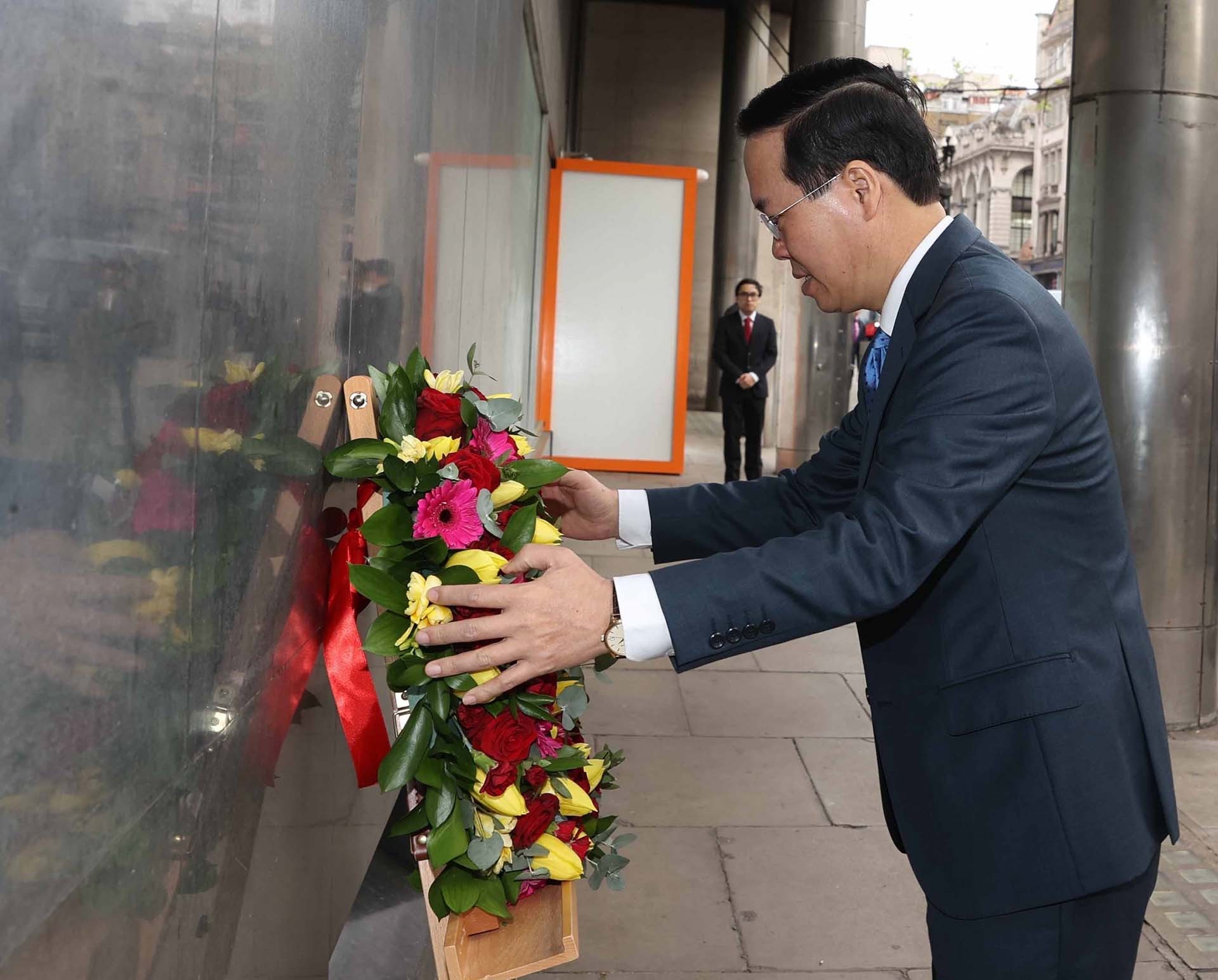 Chủ tịch nước Võ Văn Thưởng đặt hoa tại Biển lưu niệm Chủ tịch Hồ Chí Minh ở thủ đô London, Vương quốc Anh. (Nguồn: TTXVN)
