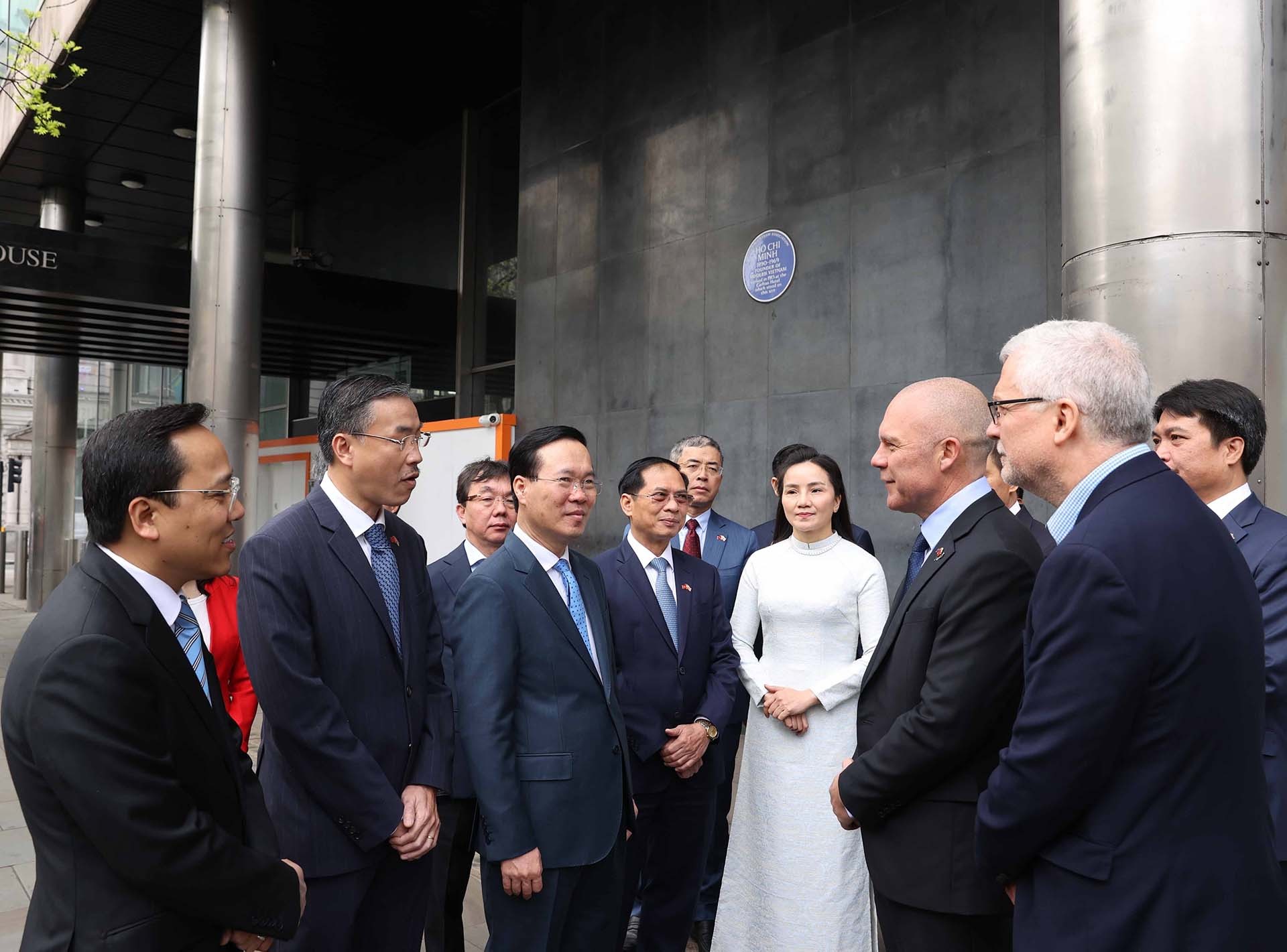 Chủ tịch nước Võ Văn Thưởng với các đại biểu tại Biển lưu niệm Chủ tịch Hồ Chí Minh ở thủ đô London. (Nguồn: TTXVN)