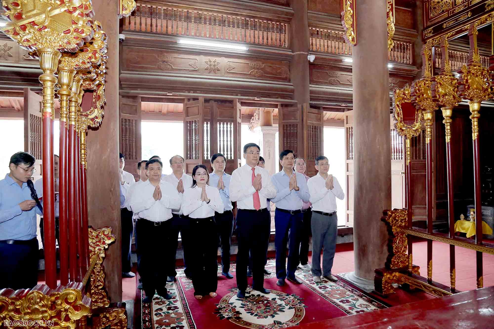 Đoàn Trưởng cơ quan đại diện Việt Nam ở nước ngoài làm việc tại tỉnh Tuyên Quang